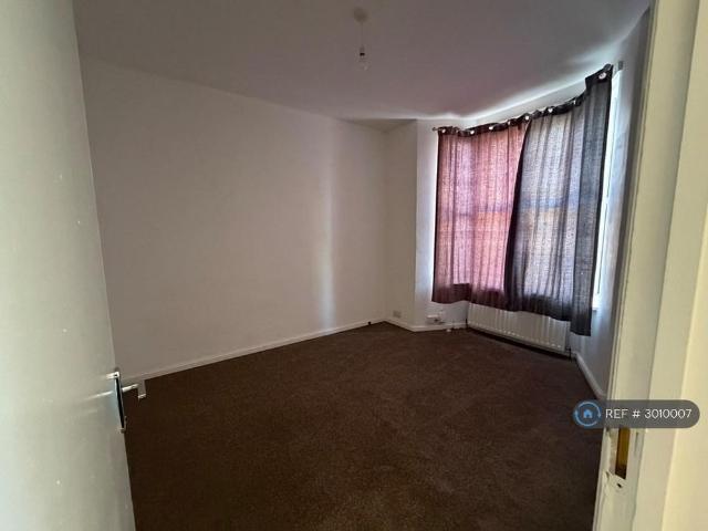 5 bedroom terraced house to rent