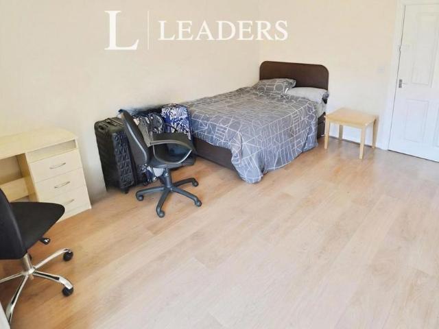 5 bedroom terraced house to rent