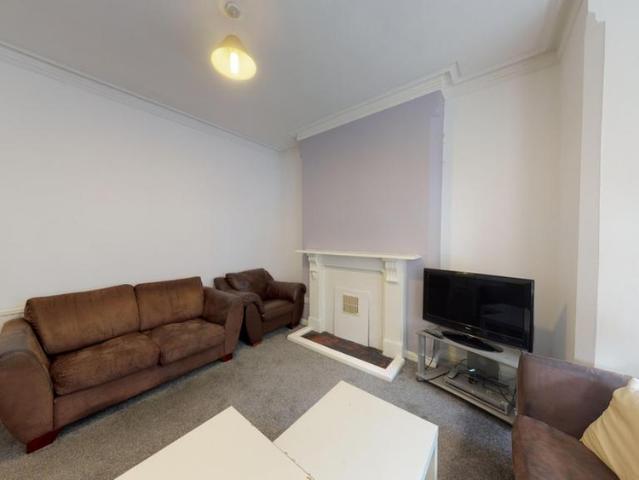 5 bedroom terraced house to rent