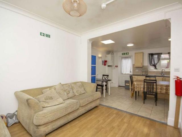 5 bedroom terraced house to rent