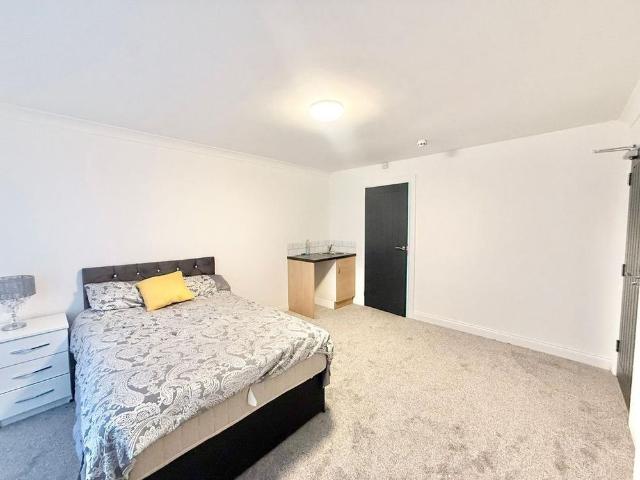5 bedroom terraced house to rent