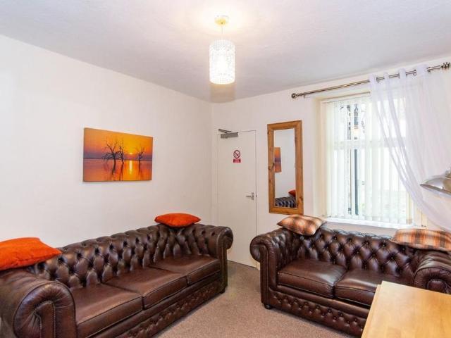 5 bedroom terraced house to rent