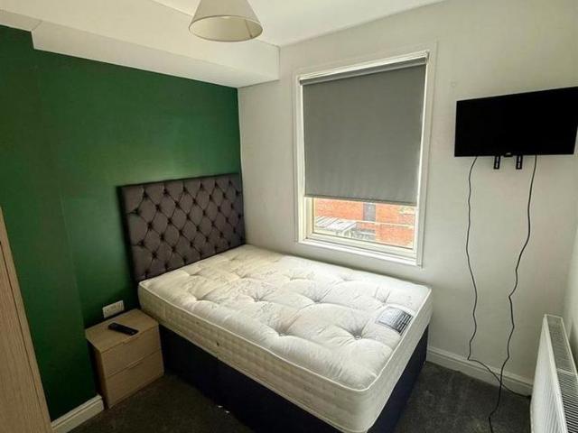 5 bedroom terraced house to rent