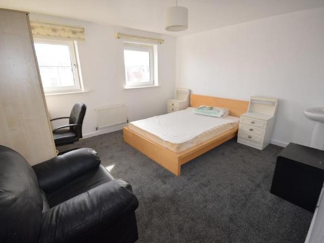 5 bedroom terraced house to rent