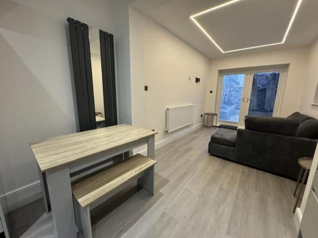 5 bedroom terraced house to rent