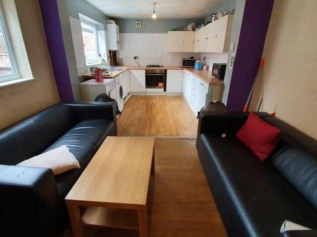 5 bedroom terraced house to rent