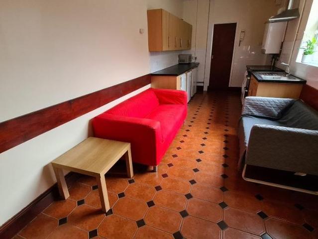 5 bedroom terraced house to rent