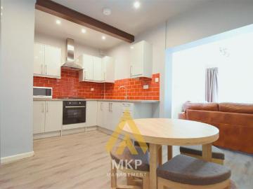 5 bedroom terraced house to rent
