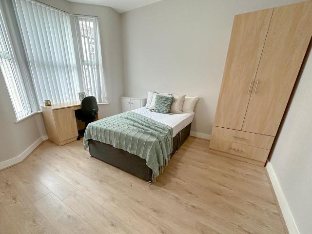 5 bedroom terraced house to rent