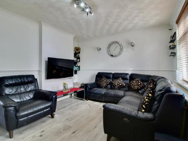 5 bedroom terraced house to rent