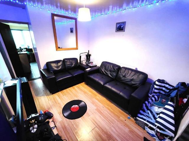 5 bedroom terraced house to rent