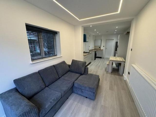 5 bedroom terraced house to rent