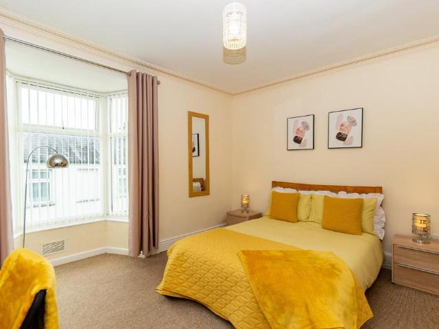 5 bedroom terraced house to rent
