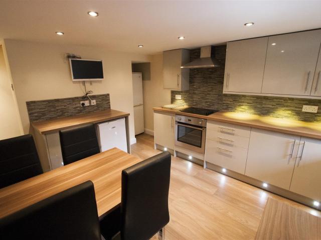 5 bedroom terraced house to rent