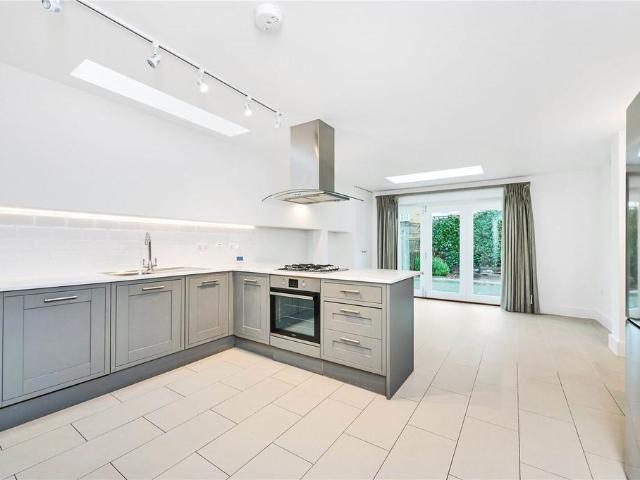 5 bedroom terraced house to rent