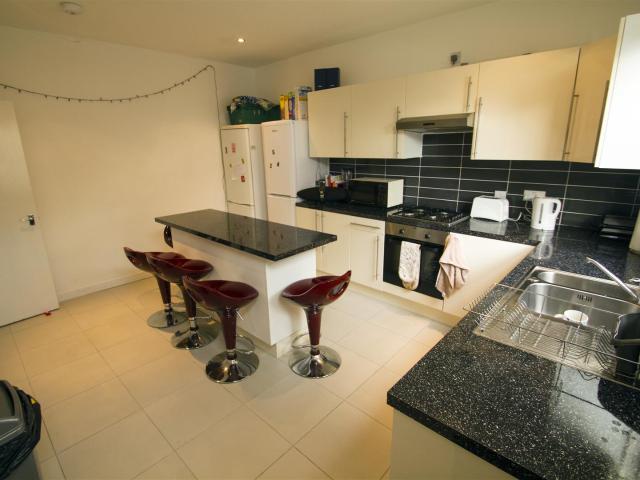 5 bedroom terraced house to rent