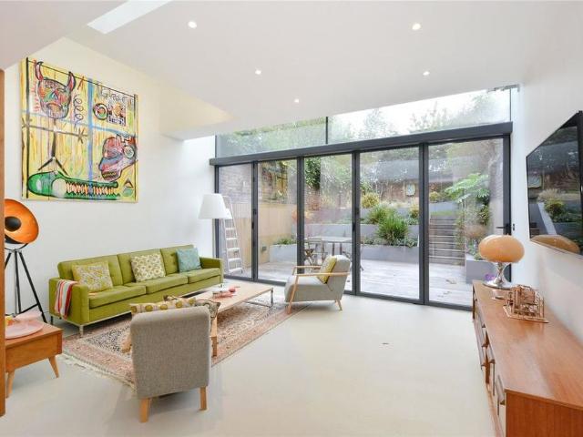 5 bedroom terraced house to rent