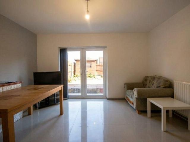 5 bedroom terraced house to rent