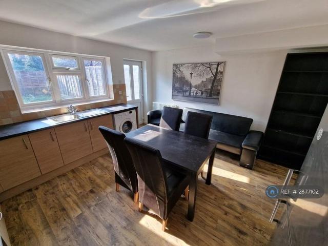 5 bedroom terraced house to rent