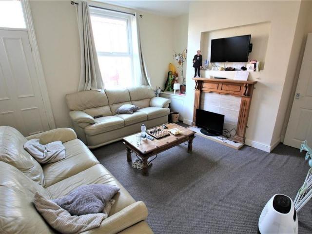 5 bedroom terraced house to rent