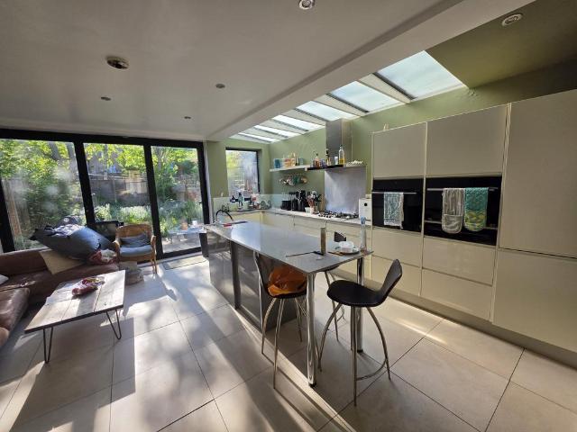 5 bedroom terraced house to rent
