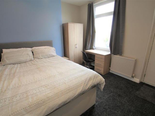 5 bedroom terraced house to rent