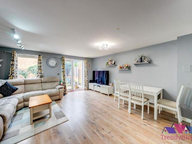 5 bedroom terraced house to rent
