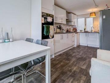5 bedroom terraced house to rent