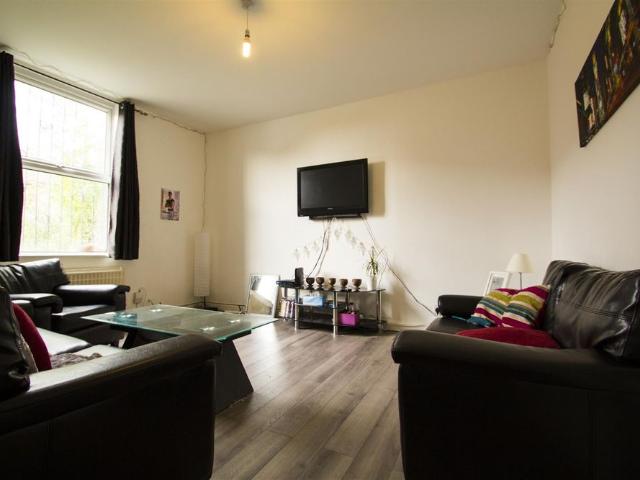 5 bedroom terraced house to rent
