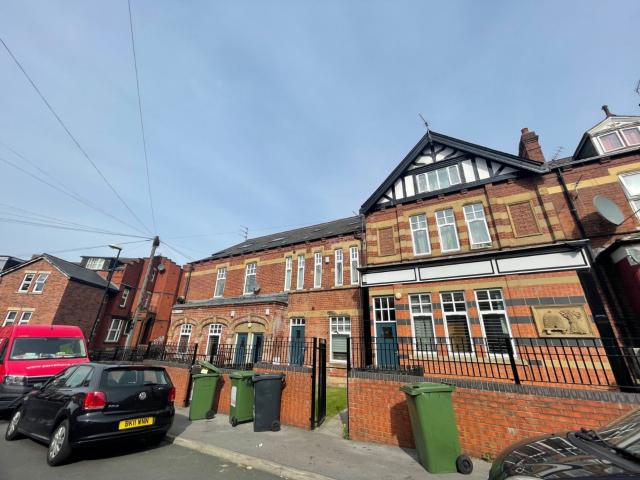5 bedroom terraced house to rent