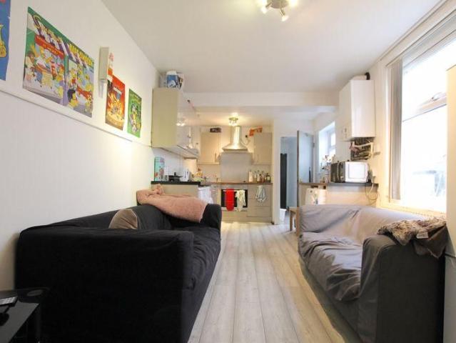 5 bedroom terraced house to rent