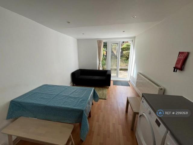 5 bedroom terraced house to rent