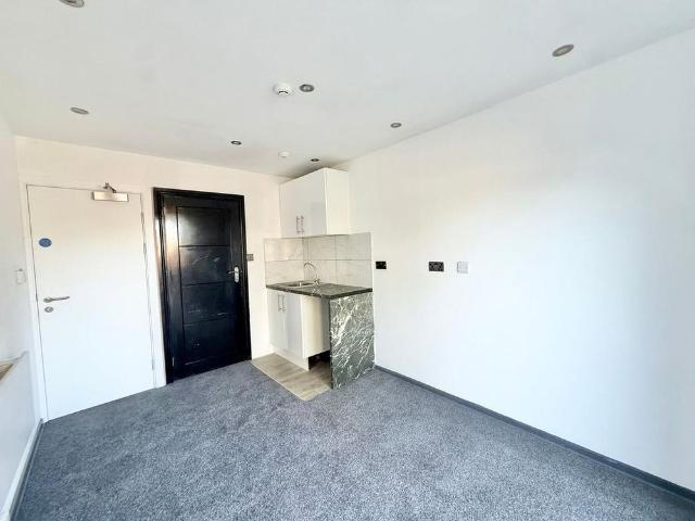 5 bedroom terraced house to rent