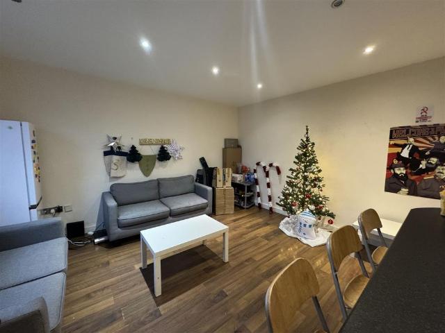 5 bedroom terraced house to rent