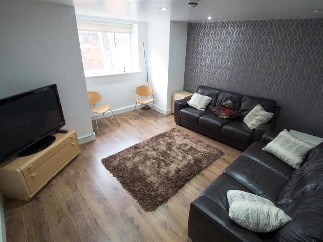 5 bedroom terraced house to rent