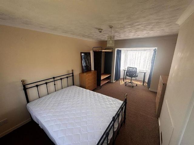 5 bedroom terraced house to rent