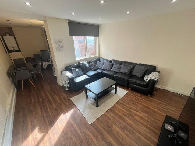 5 bedroom terraced house to rent