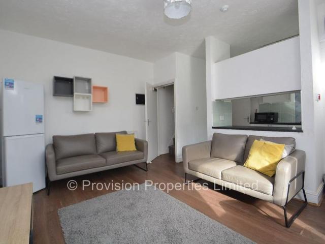 5 bedroom terraced house to rent
