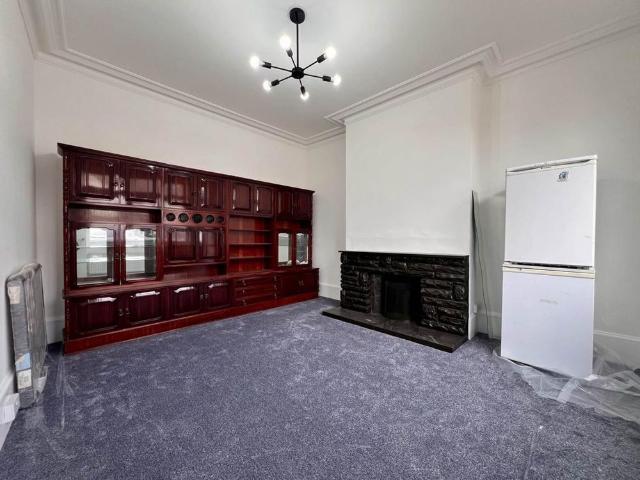 5 bedroom detached house to rent