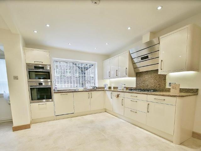 5 bedroom terraced house to rent
