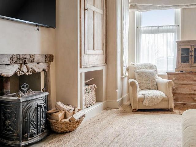 5 bedroom terraced house to rent