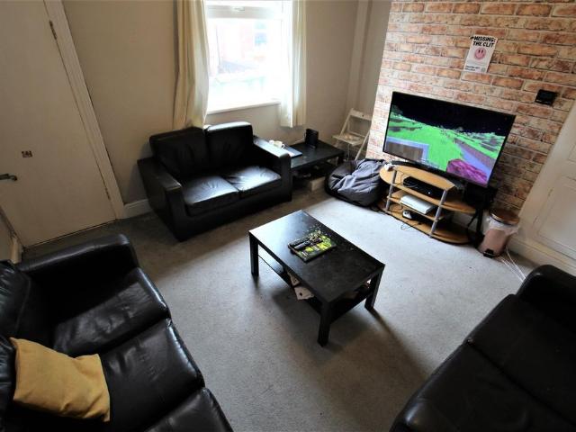 5 bedroom terraced house to rent