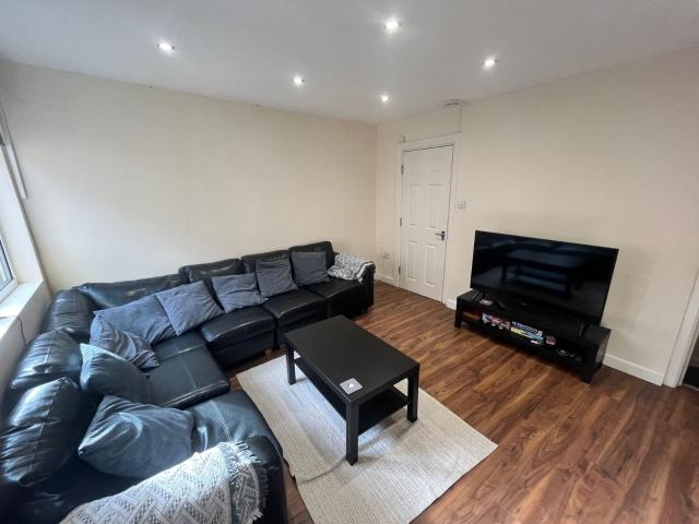 5 bedroom terraced house to rent