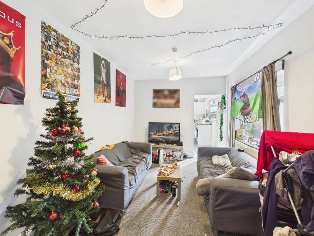5 bedroom terraced house to rent