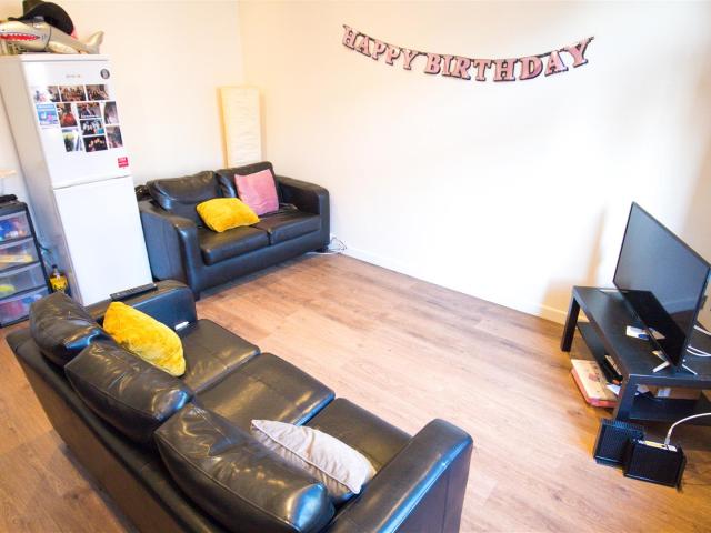 5 bedroom terraced house to rent