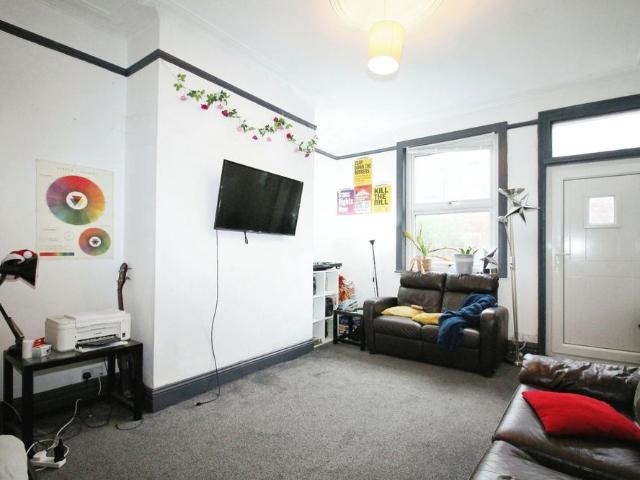 5 bedroom terraced house to rent