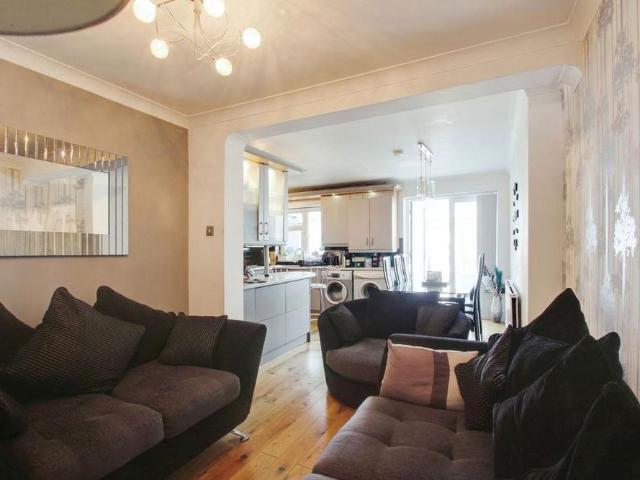 5 bedroom terraced house to rent