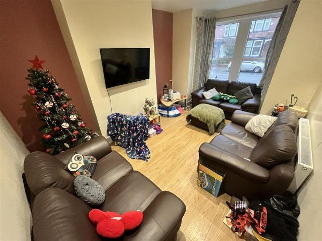 5 bedroom terraced house to rent