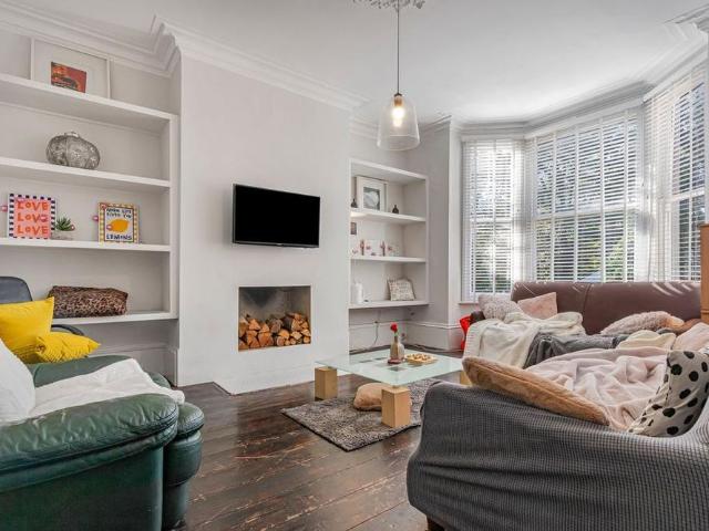 5 bedroom terraced house to rent
