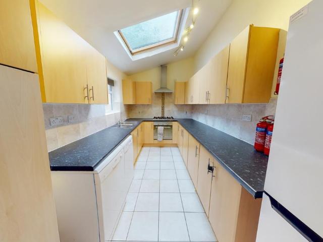 5 bedroom terraced house to rent
